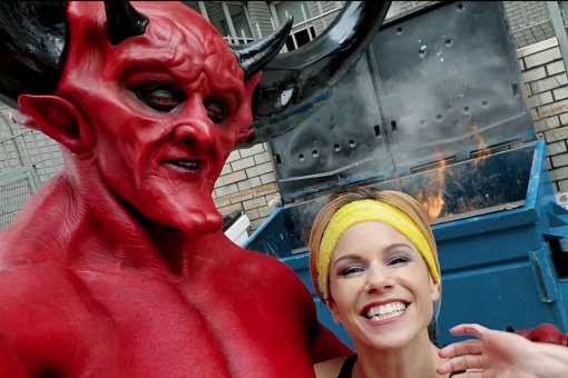 Рейнольдс создал рекламу, в которой Сатана влюбился в 2020. На фоне —перезапись хита Тейлор Свифт