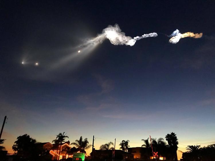 «НЛО атакует»: безумно красивый запуск ракеты Falcon 9 напугал местных жителей. - Изображение 1